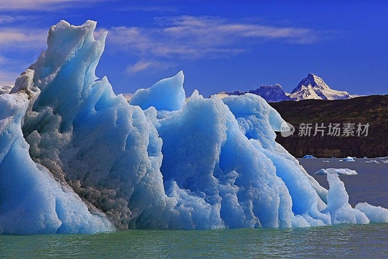 冰山漂浮在阿根廷湖附近的乌普萨拉冰川- El Calafate，巴塔哥尼亚